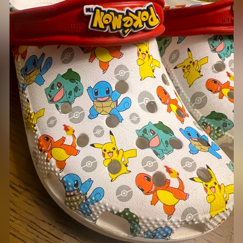 POKÉMON CROCS with 5 Surprise Charms